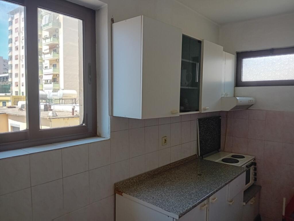 VENDESI APPARTAMENTO 2+1 CENTRO, DURAZZO