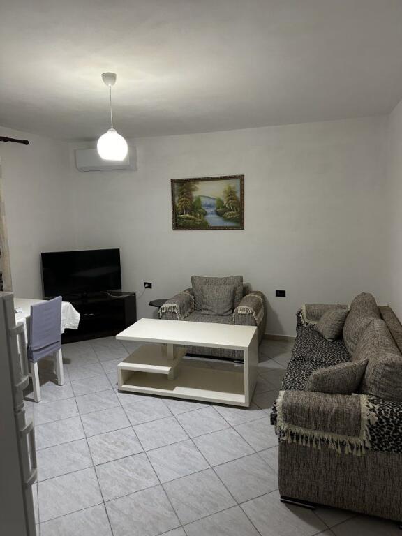 Jepet me qira apartament 1+1 Komuna e Parisit