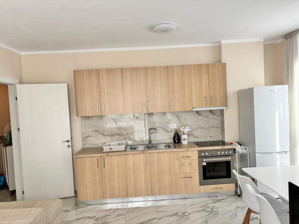 🏢Yzberisht,perballe Kompleksit Grand Gallery jepet me qera apartament 1+1,i mobiluar. 550 Euro