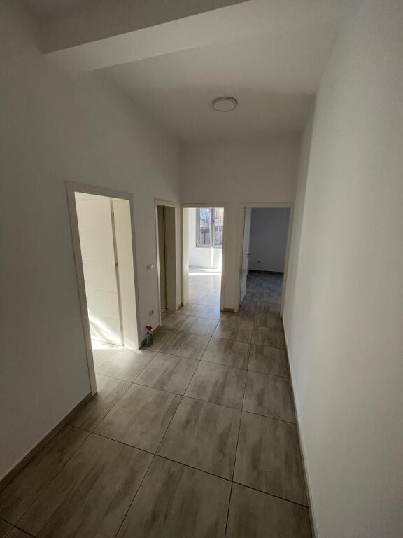 Appartamento 2+1 per ufficio in affitto a Medreseja, di fronte a Big Market