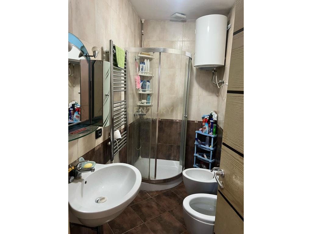 VENDESI APPARTAMENTO 2+1+2 CON BALCONE – ZONA OXHAKUT, VICINO AL BAR-CAFE “ARTISTI”