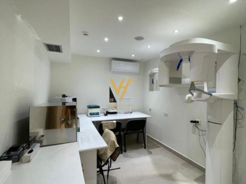 AFFITTASI NEGOZIO 90 M2 IN VIA DURRES 1.800 EURO