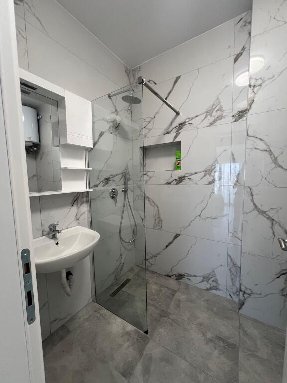 🏠JEPET ME QIRA Apartament 2+1+Post Parkimi 📍Adresa: Rezidenca Henke, prane Spitalit Amerikan 3