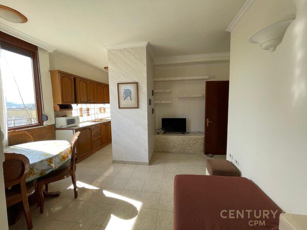 🏡 Shitet Apartament 2+1 me Verandë – Përballë Njësisë Bashkiake Nr.2, pranë Tregut Elektrik