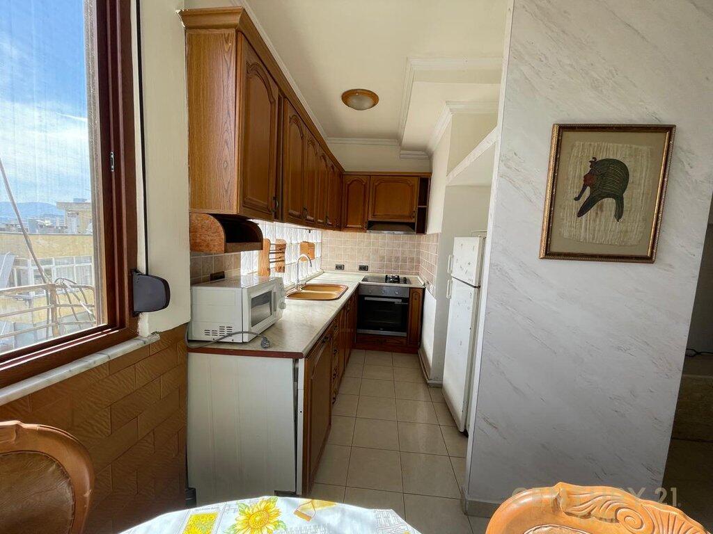 🏡 Shitet Apartament 2+1 me Verandë – Përballë Njësisë Bashkiake Nr.2, pranë Tregut Elektrik