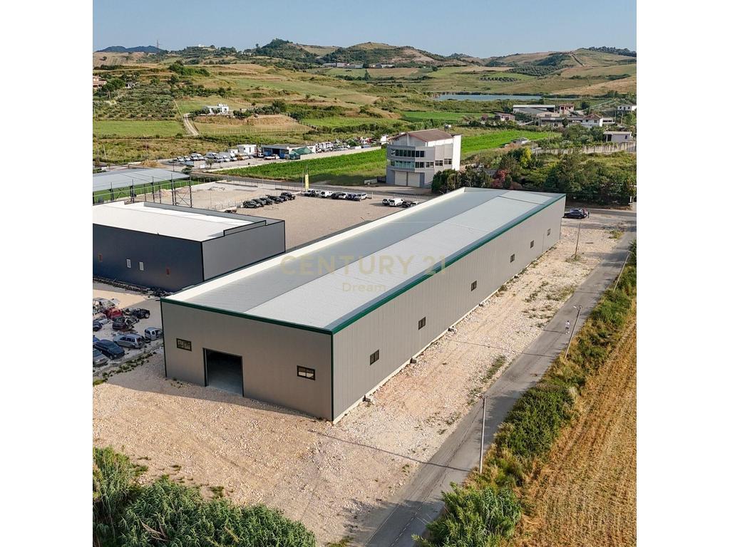 MAGAZZINO IN AFFITTO A SHIJAK - POSIZIONE STRATEGICA SULLA STRADA PRINCIPALE
