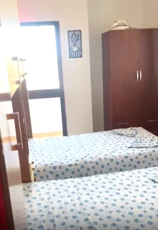 🏢Nella zona di Rruga Dibres, vicino alla Facoltà di Medicina, si affitta appartamento 2+1 arredato. 65,000Leke