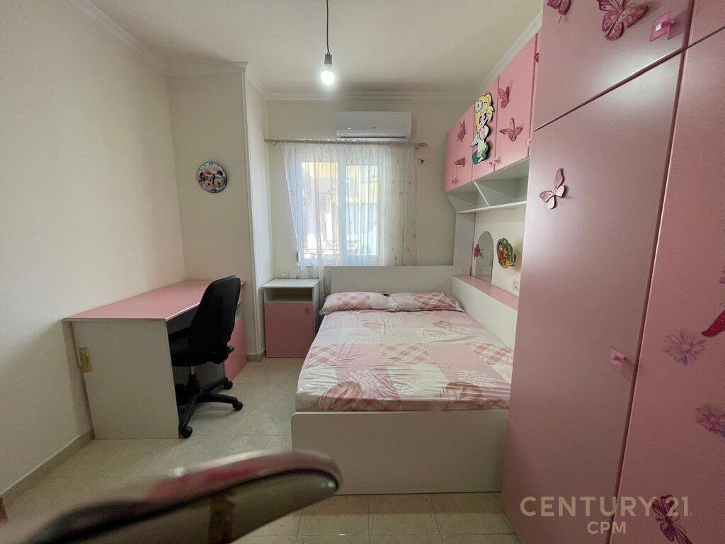 🏡 Shitet Apartament 2+1 me Verandë – Përballë Njësisë Bashkiake Nr.2, pranë Tregut Elektrik