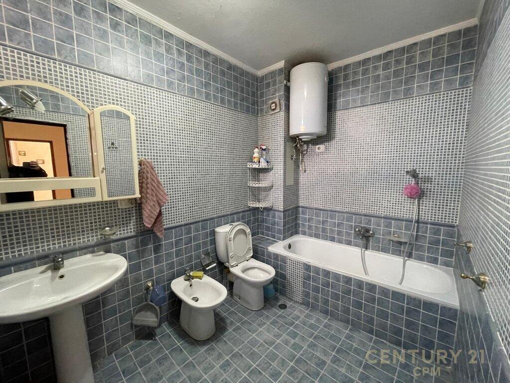 🏡 Shitet Apartament 2+1 me Verandë – Përballë Njësisë Bashkiake Nr.2, pranë Tregut Elektrik