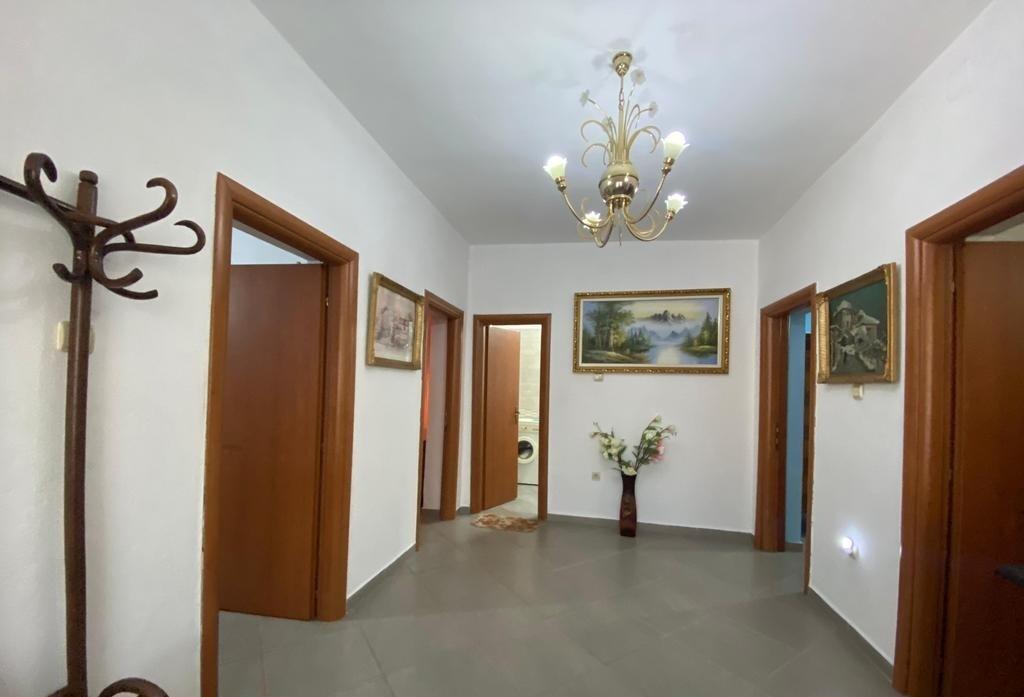 Casa privata a Laprakë vicino a KMY