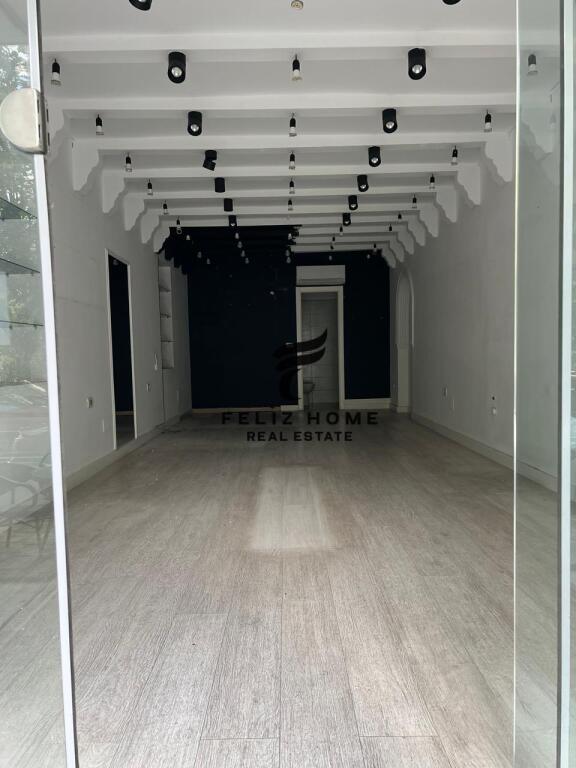 SHOP FOR RENT 45M2 BRRYLI 850 EURO