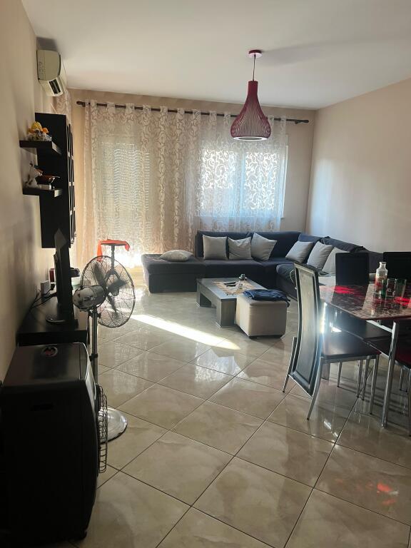 SHITET APARTAMENT 2+1+2 ME BALLKON – ZONA E OXHAKUT, PRANË BAR “ARTISTI”