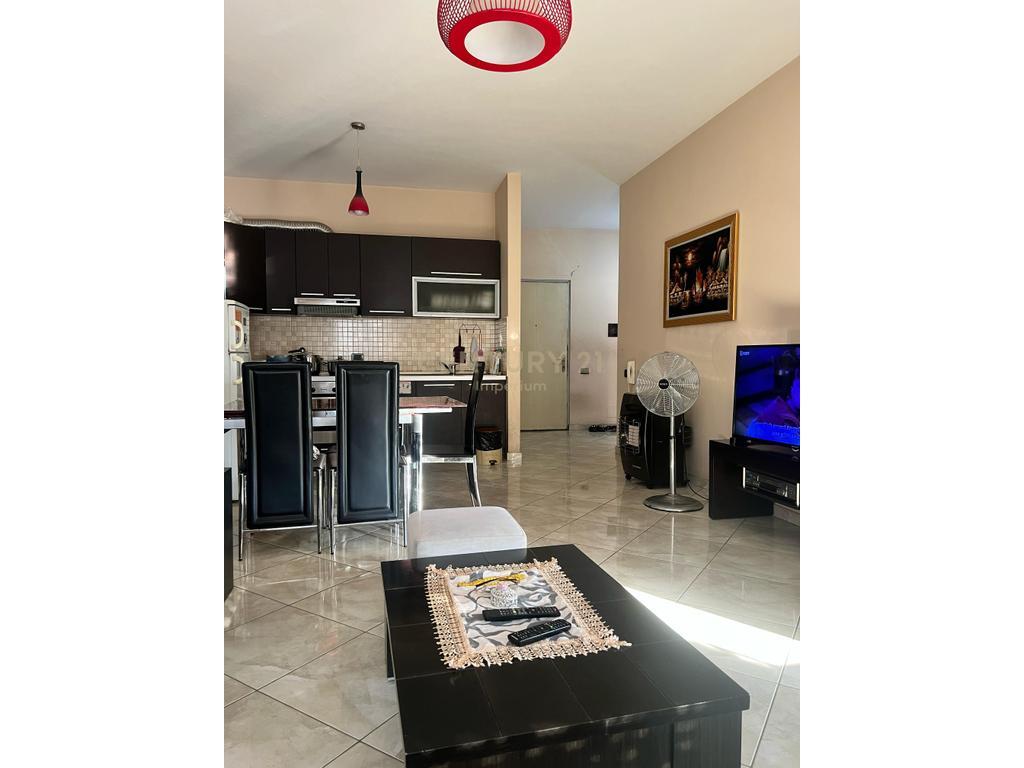 VENDESI APPARTAMENTO 2+1+2 CON BALCONE – ZONA OXHAKUT, VICINO AL BAR-CAFE “ARTISTI”