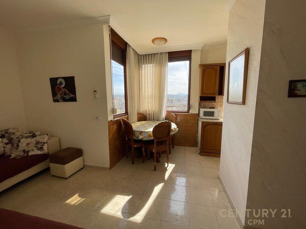 🏡 Shitet Apartament 2+1 me Verandë – Përballë Njësisë Bashkiake Nr.2, pranë Tregut Elektrik