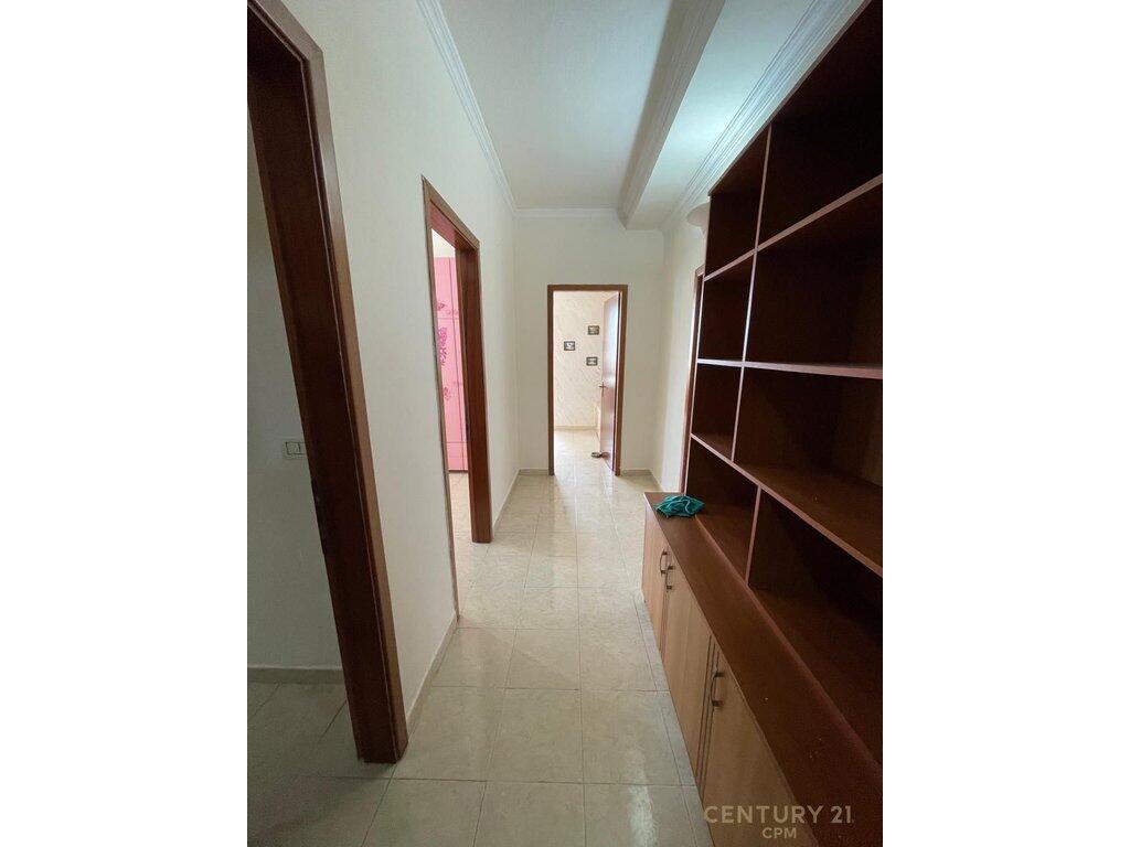 🏡 Shitet Apartament 2+1 me Verandë – Përballë Njësisë Bashkiake Nr.2, pranë Tregut Elektrik