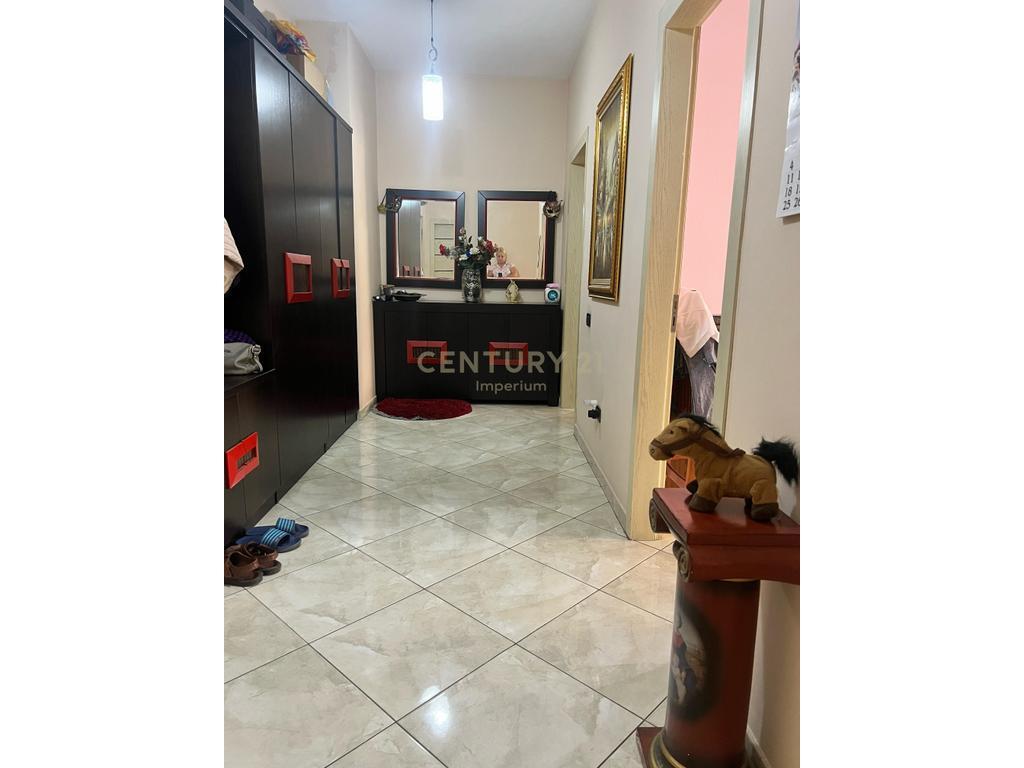 VENDESI APPARTAMENTO 2+1+2 CON BALCONE – ZONA OXHAKUT, VICINO AL BAR-CAFE “ARTISTI”