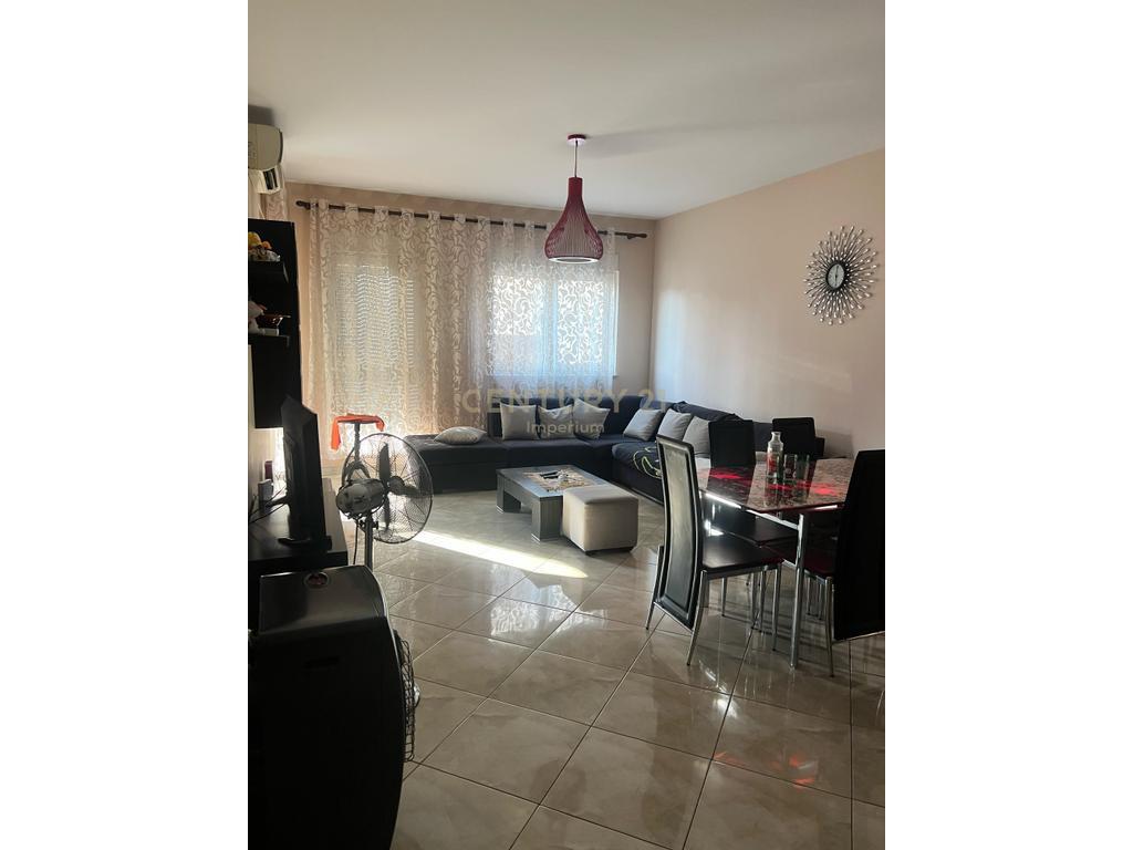 VENDESI APPARTAMENTO 2+1+2 CON BALCONE – ZONA OXHAKUT, VICINO AL BAR-CAFE “ARTISTI”