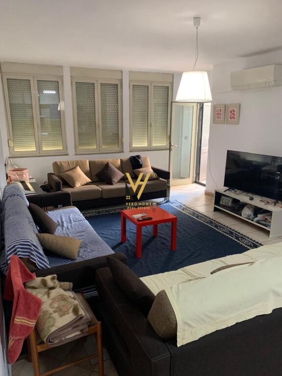 JEPET APARTAMENT 3+1+2+BLK ME QERA TE LIQENI ARTIFICIAL 1.200 EURO