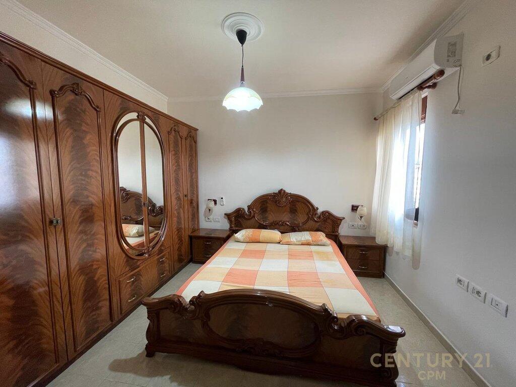 🏡 Shitet Apartament 2+1 me Verandë – Përballë Njësisë Bashkiake Nr.2, pranë Tregut Elektrik