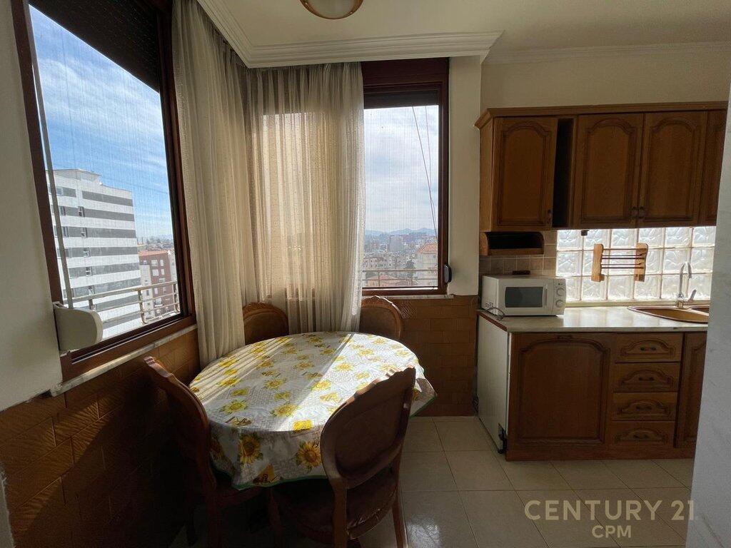 🏡 Shitet Apartament 2+1 me Verandë – Përballë Njësisë Bashkiake Nr.2, pranë Tregut Elektrik