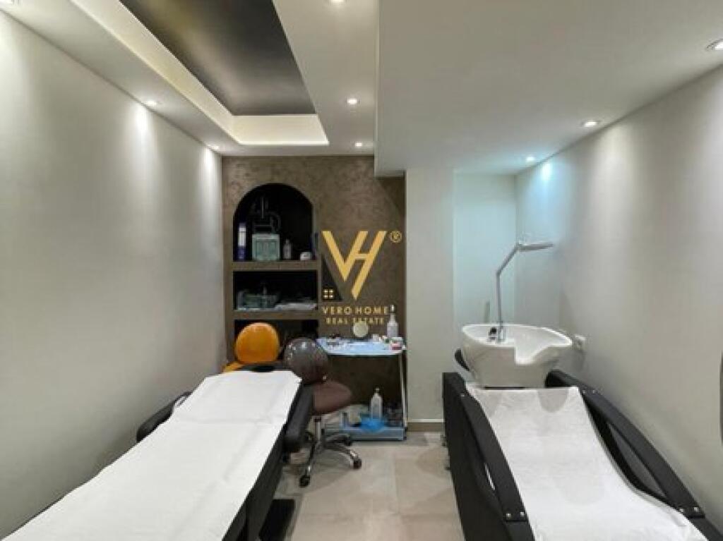AFFITTASI NEGOZIO 90 M2 IN VIA DURRES 1.800 EURO