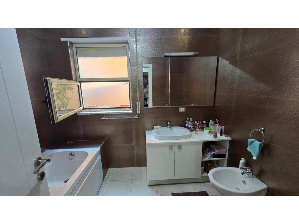 🏡 SUPER APPARTAMENTO IN VENDITA – Via Komuna e Parisit, vicino al Centro Kristal