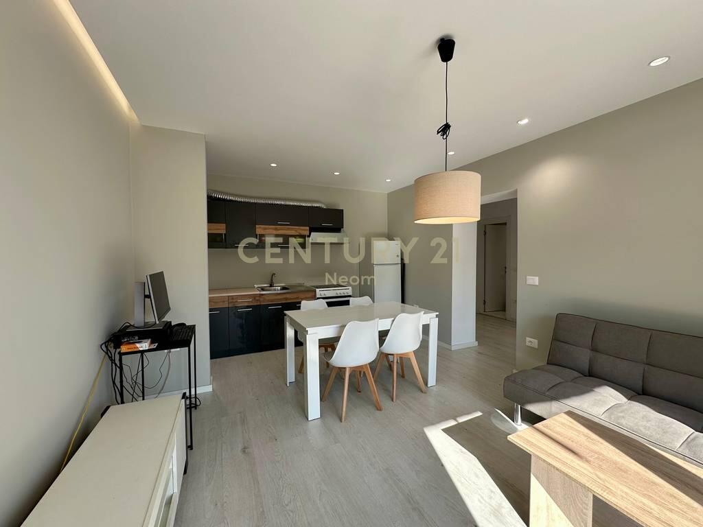 VENDIAMO APPARTAMENTO 1+1 MOLTO VICINO AL CENTRO DI TIRANA!