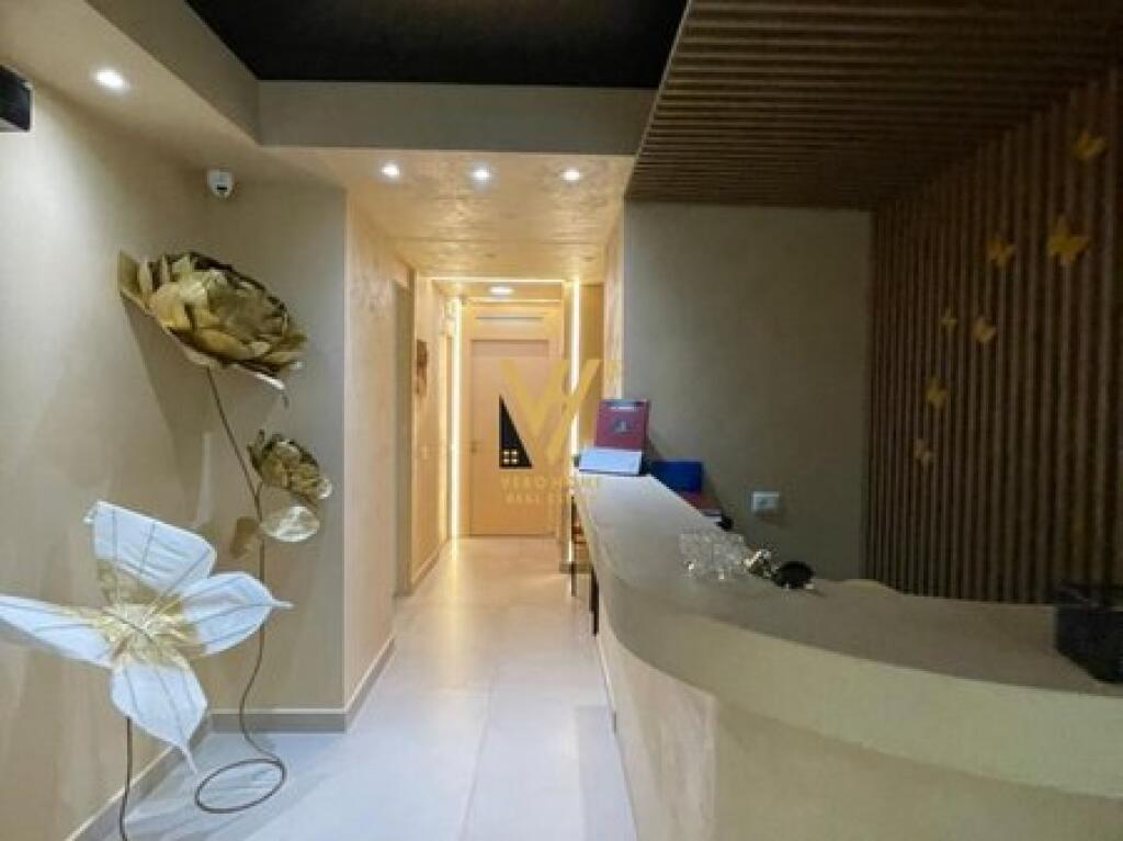 AFFITTASI NEGOZIO 90 M2 IN VIA DURRES 1.800 EURO