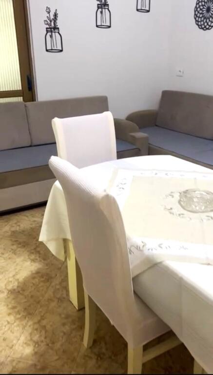🏢Nella zona di Rruga Dibres, vicino alla Facoltà di Medicina, si affitta appartamento 2+1 arredato. 65,000Leke