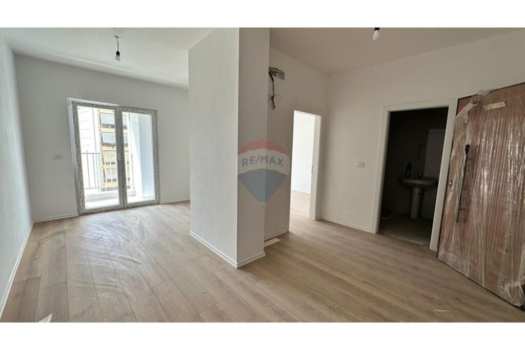 Apartment 1+1 for rent at Zogu i Zi for residence or office !