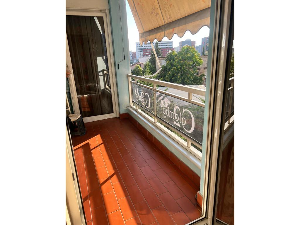 VENDESI APPARTAMENTO 2+1+2 CON BALCONE – ZONA OXHAKUT, VICINO AL BAR-CAFE “ARTISTI”