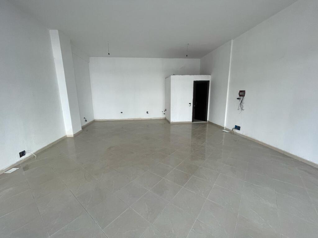 Locale Commerciale in Affitto – Astir