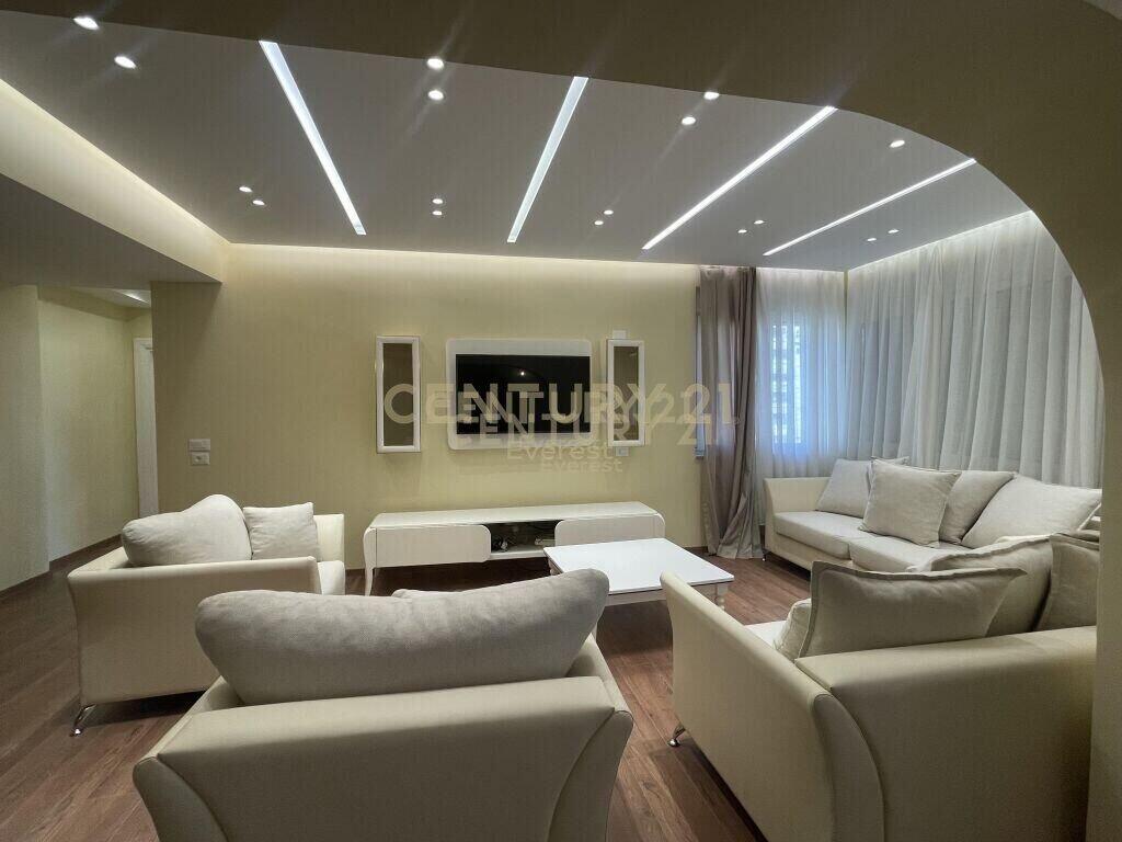 🌟 Japim me Qira Apartament 2+1+2 me Kuzhinë të Veçuar – Bllok, Tiranë