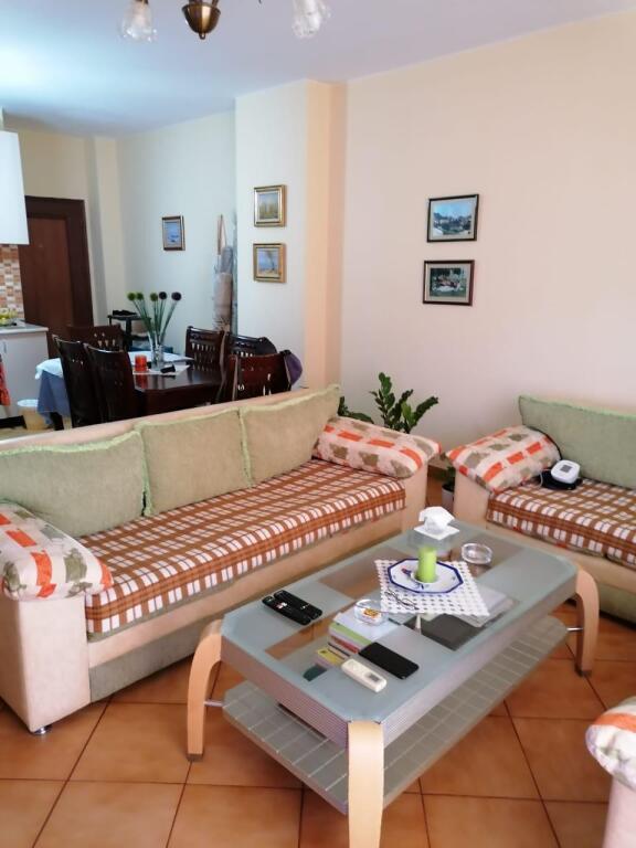 Jepet me qera apartament 3+1, Komuna Parisit