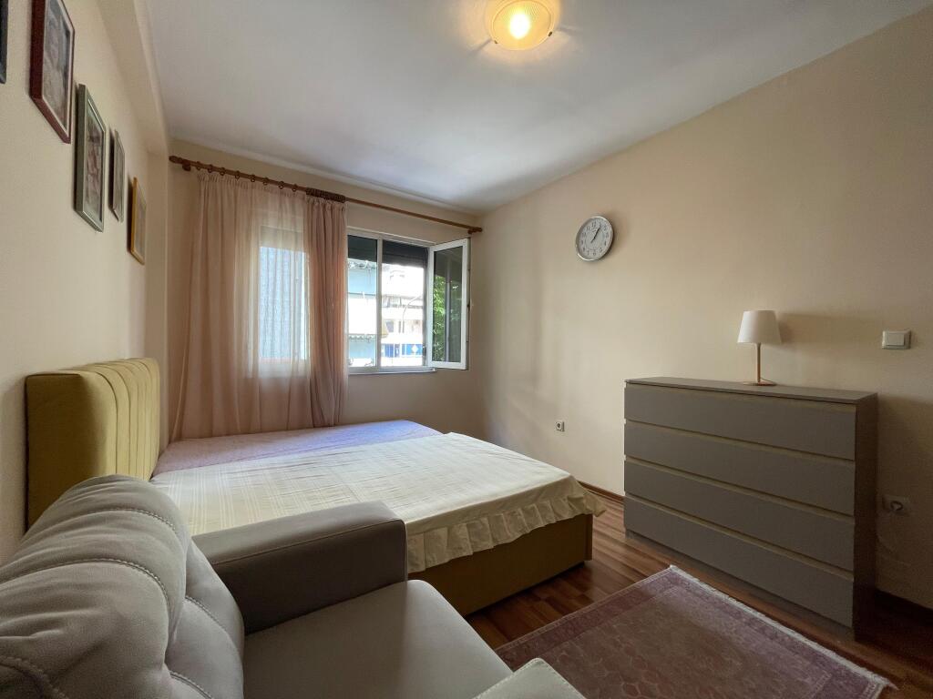 Jepet me qira apartament 3+1+2 + kuzhinë të veçuar + ballkon – Tek Liqeni Artificial i Tiranës