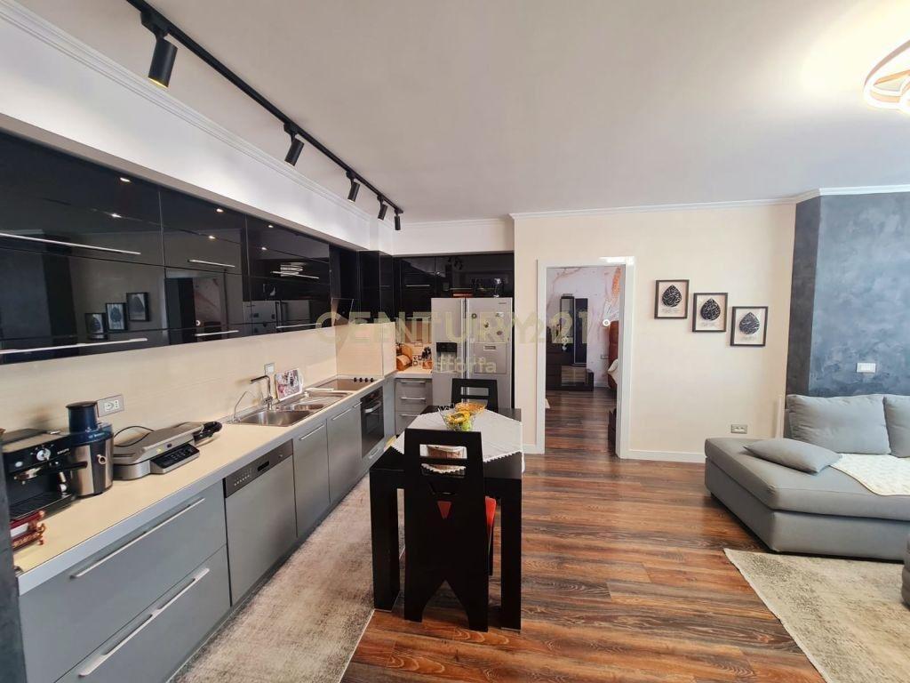 Si offre in vendita un appartamento moderno e ristrutturato in una delle zone più tranquille e preferite di Tirana, in via Ali Visha.