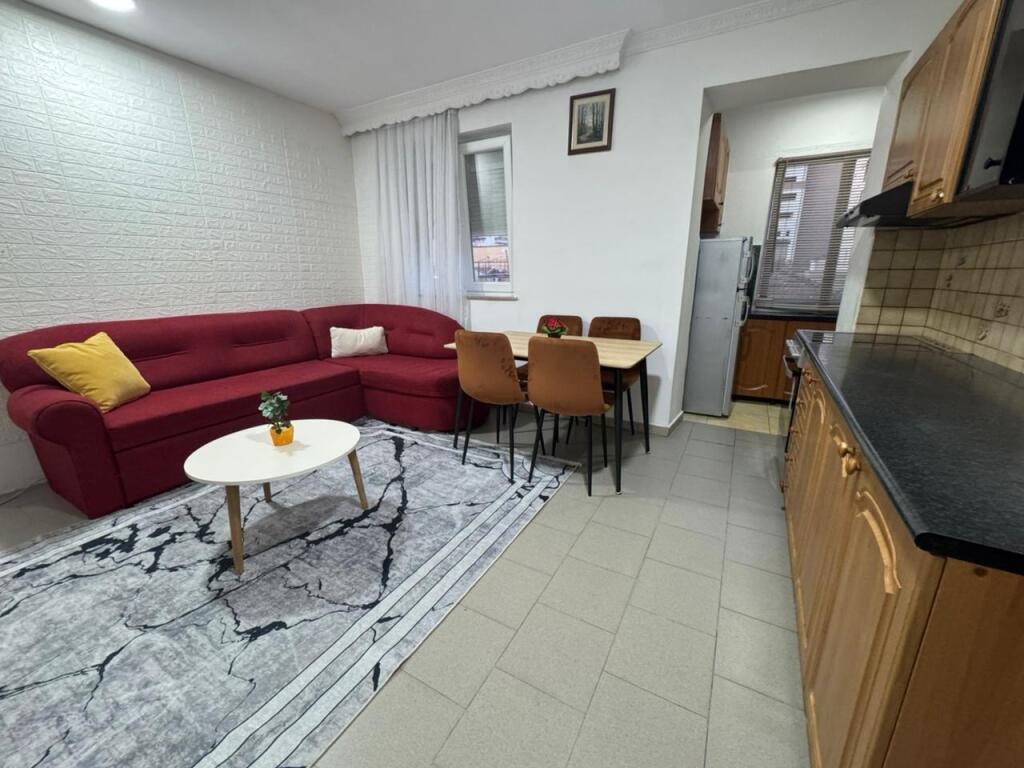 Pak minuta larg Shkolles Kuqe,Rr.Dervish Hekali,jepet me qera apartament 1+1,i mobiluar. 50,000Leke