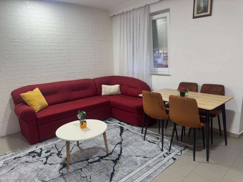 Pak minuta larg Shkolles Kuqe,Rr.Dervish Hekali,jepet me qera apartament 1+1,i mobiluar. 50,000Leke