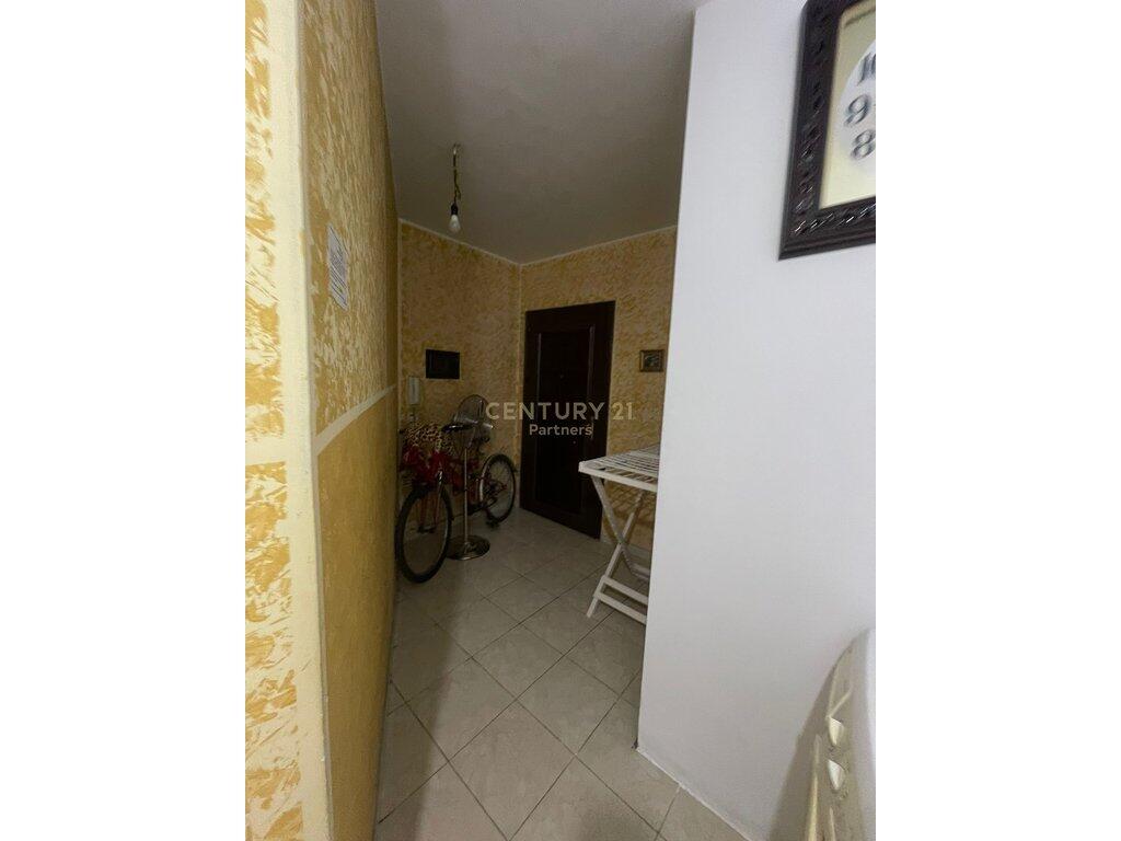 🏢 Shitet / Jepet me Qira Apartament në Bllokun Gintash, Kati i Parë