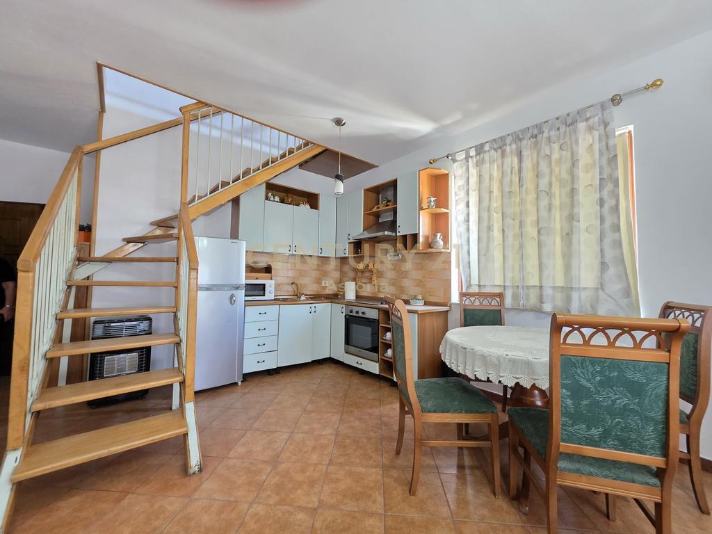 Jepet me qira dubleks në zonën e Komunës së Parisit, pas Qendrës Kristal