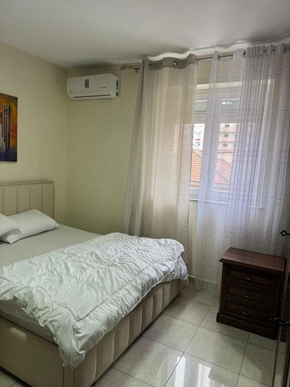 Pak minuta larg Shkolles Kuqe,Rr.Dervish Hekali,jepet me qera apartament 1+1,i mobiluar. 50,000Leke