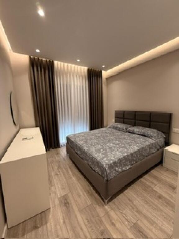 Jepet 1+1 lluksoz ne Astir me qera 600€
