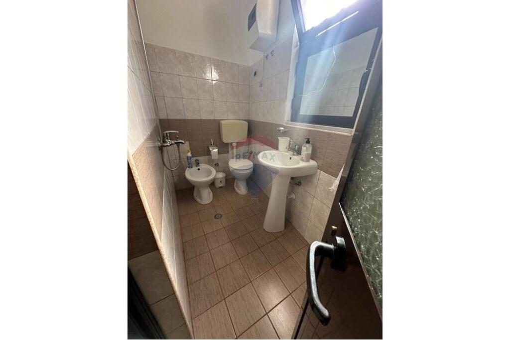 Apartament Kati 1 i Nje vile  2+1+2 Tualtete. Hyrja disponon verande dhe parkim. Shoze 5 Minuta nga Teg