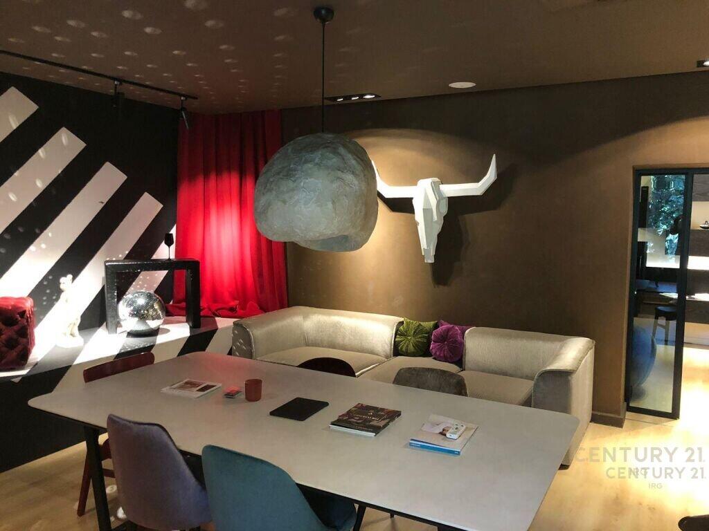 📍 Negozio Corner in Affitto a Bllok – Posizione Premium!