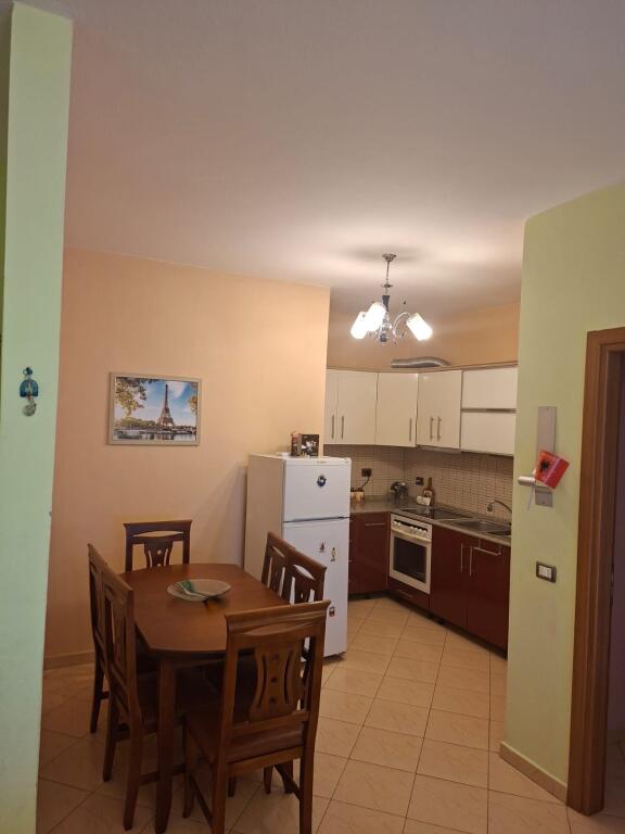 Jepet apartsment 1+1 me qira tek Pallatet cabej