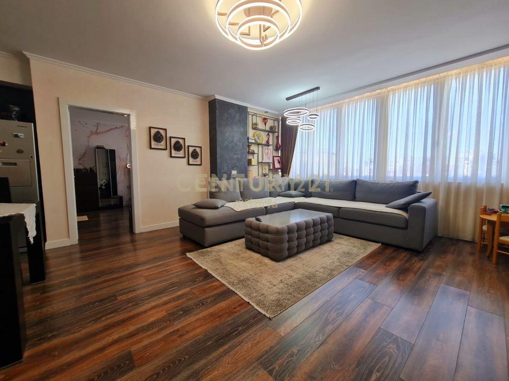 Si offre in vendita un appartamento moderno e ristrutturato in una delle zone più tranquille e preferite di Tirana, in via Ali Visha.