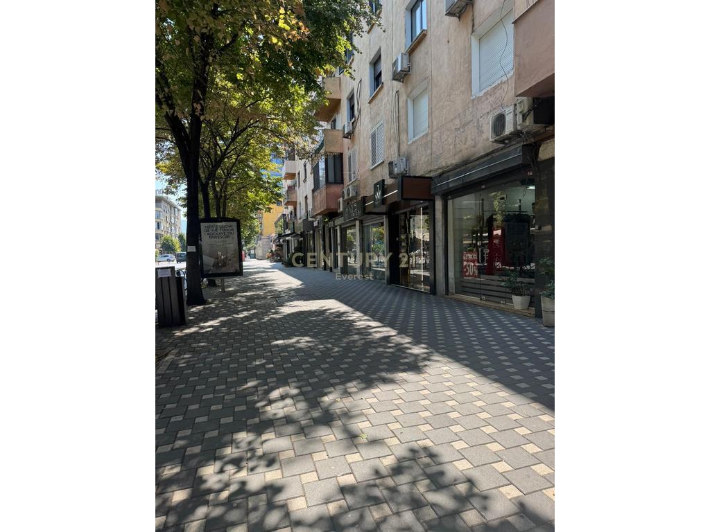 VIA DI DURRËS, AFFITTIAMO AMBIENTE COMMERCIALE