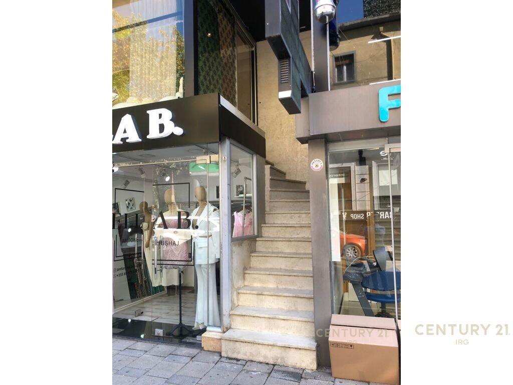 AFFITTASI NEGOZIO ANGOLO NEL BLOK!