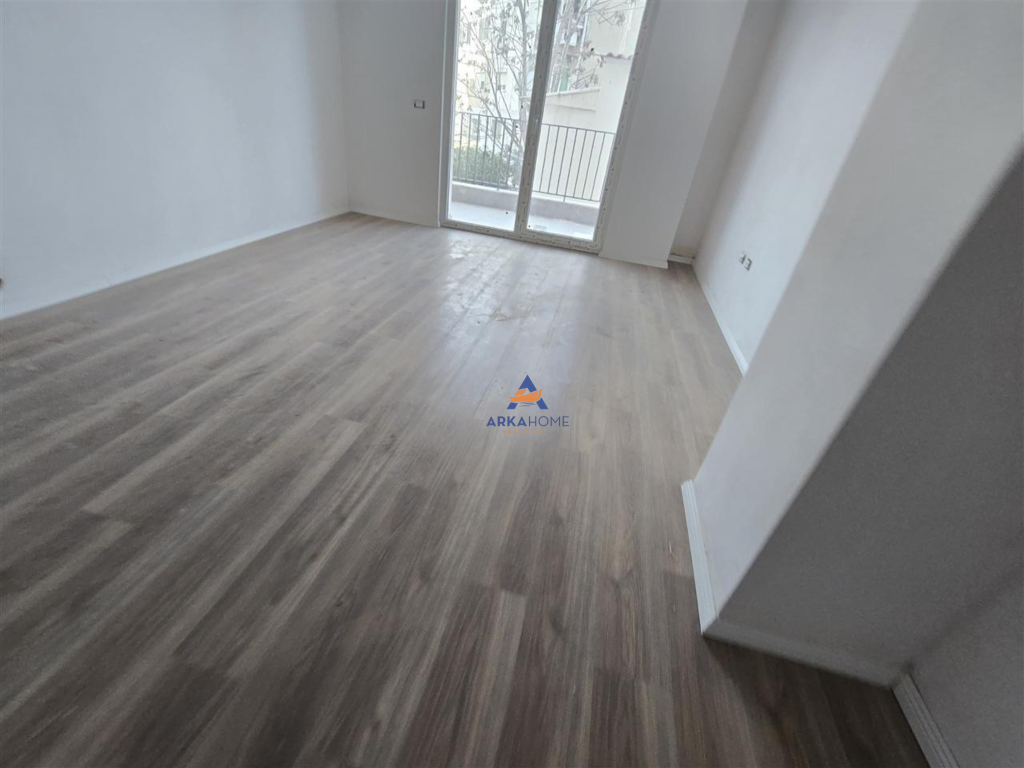 VENDESI APPARTAMENTO 1+1+BALCONE A "KOMPLEKSI AURA,LAPRAKE" 123.000 EURO