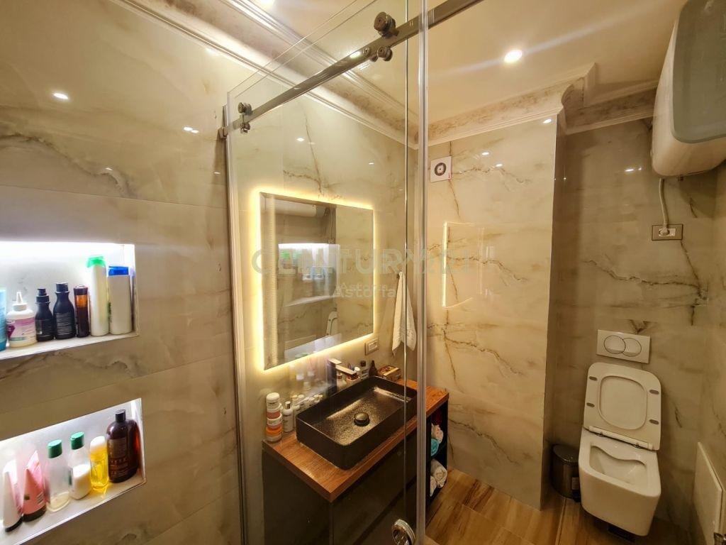 Si offre in vendita un appartamento moderno e ristrutturato in una delle zone più tranquille e preferite di Tirana, in via Ali Visha.